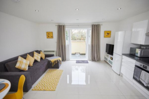 Spire View - 1 Bedroom, sleeps 4, parking Wifi